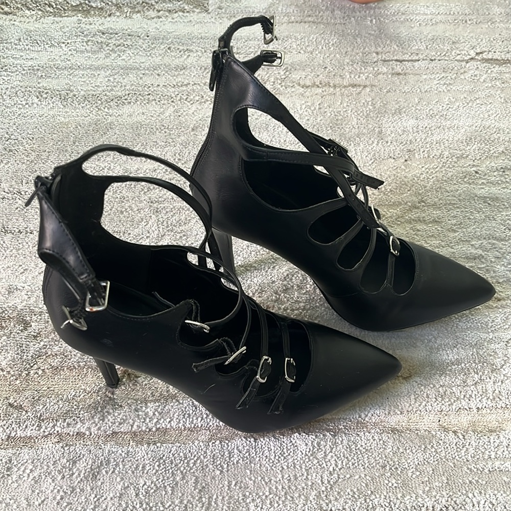 BLACK HEELS FROM SPRING